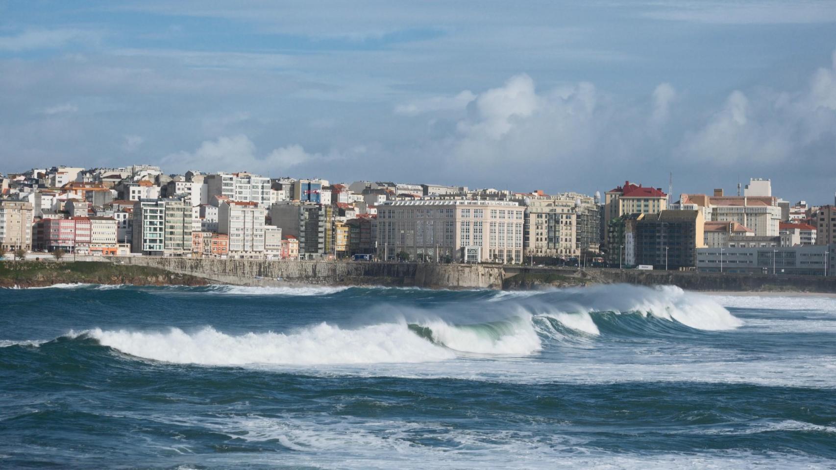 A Coruña un día de alerta por oleaje.