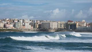 A Coruña un día de alerta por oleaje.