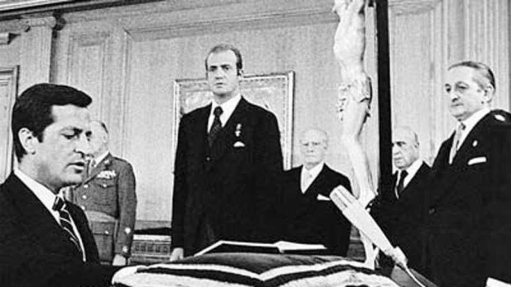 Adolfo Suárez ante la mirada de Juan Carlos I y Torcuato Fernández Miranda.