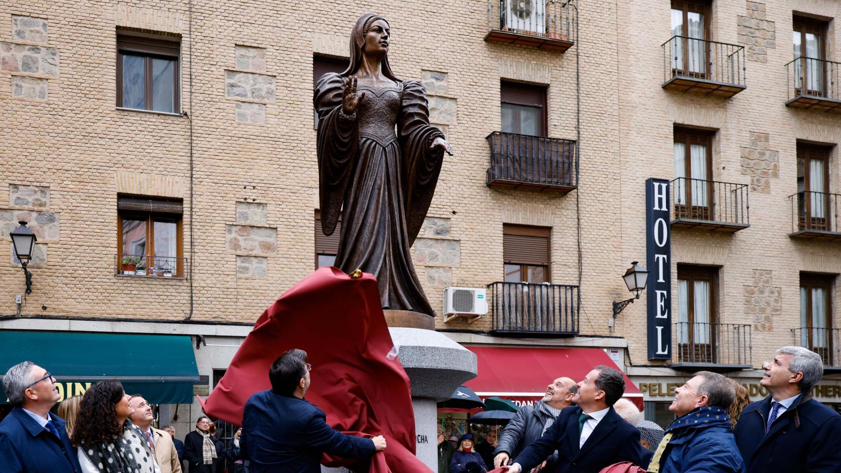 El presidente de Castilla-La Mancha, el presidente de las Cortes regionales y el alcalde de Toledo inauguraron la estatua el pasado 2 de diciembre.