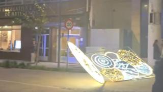 Susto este domingo en A Coruña: cae al suelo una iluminación navideña en San Andrés