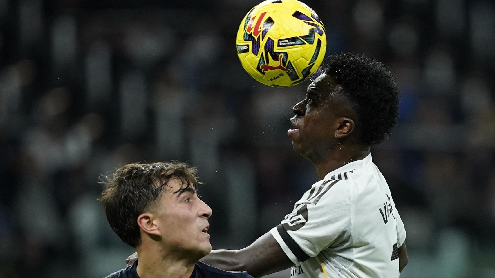 Vinicius pelea por un balón en el partido ante el Celta.