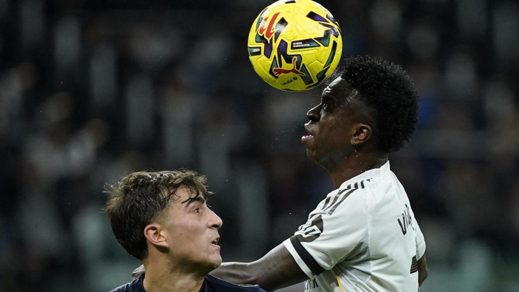 Vinicius pelea por un balón en el partido ante el Celta.