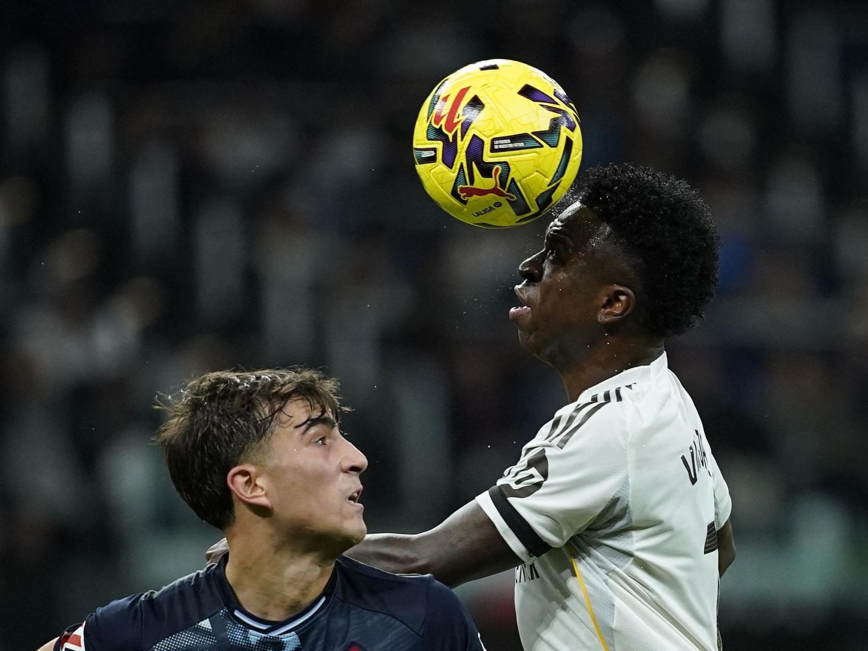 Vinicius pelea por un balón en el partido ante el Celta.