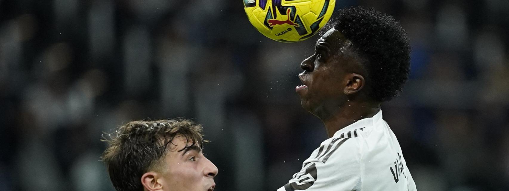 Vinicius pelea por un balón en el partido ante el Celta.