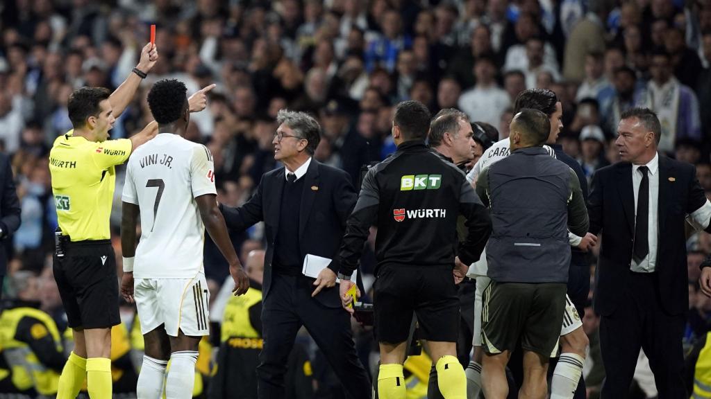 Quintero González shows red to Álvaro Carreras