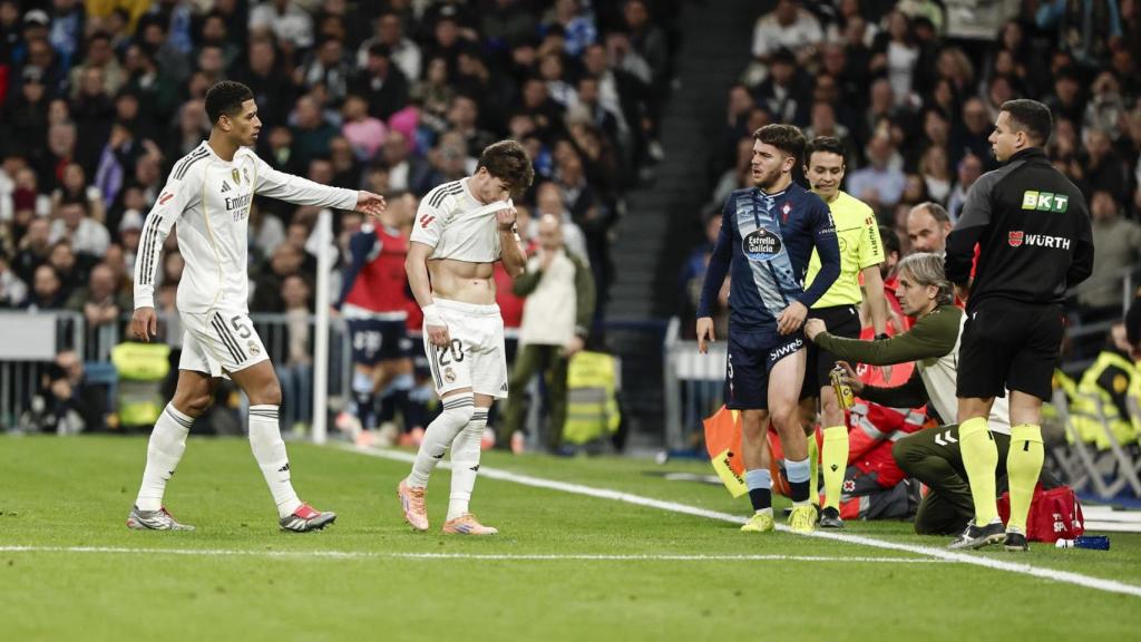 Fran García leaves the pitch after being sent off against Celta