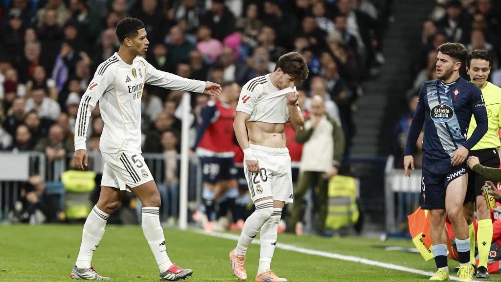 Fran García sale del campo tras ser expulsado contra el Celta