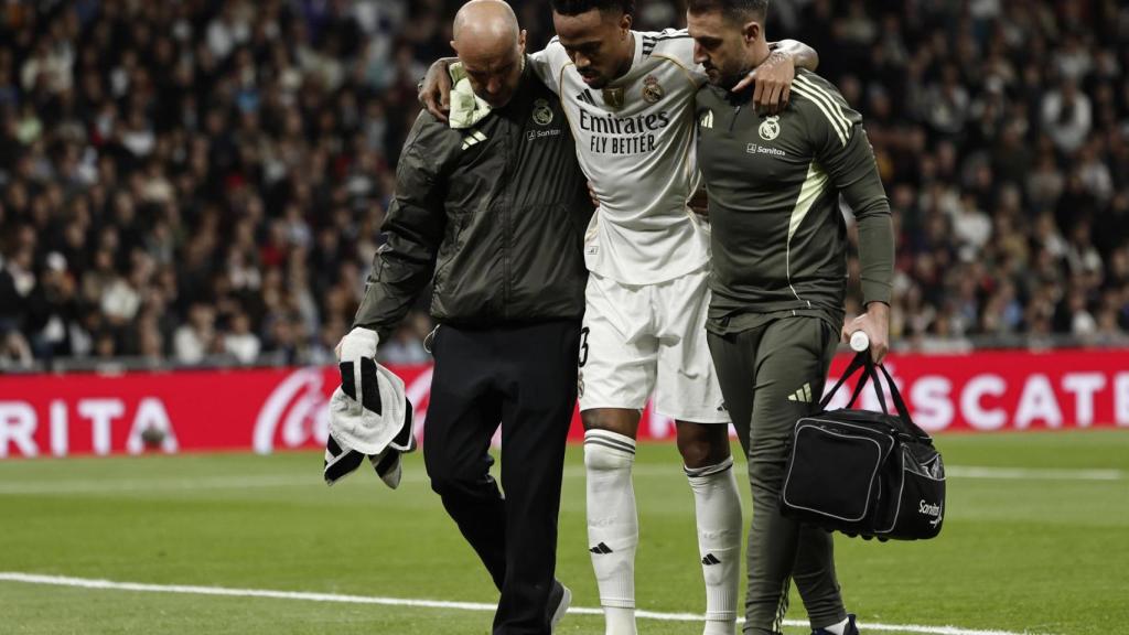 Militao, injured, leaves the pitch with help