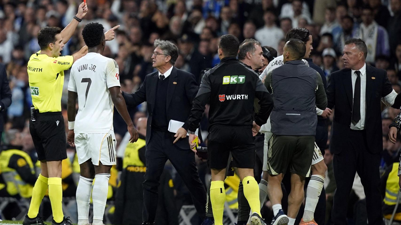 Quintero González muestra la tarjeta roja a Endrick en el banquillo.