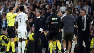 Quintero González muestra la tarjeta roja a Endrick en el banquillo.