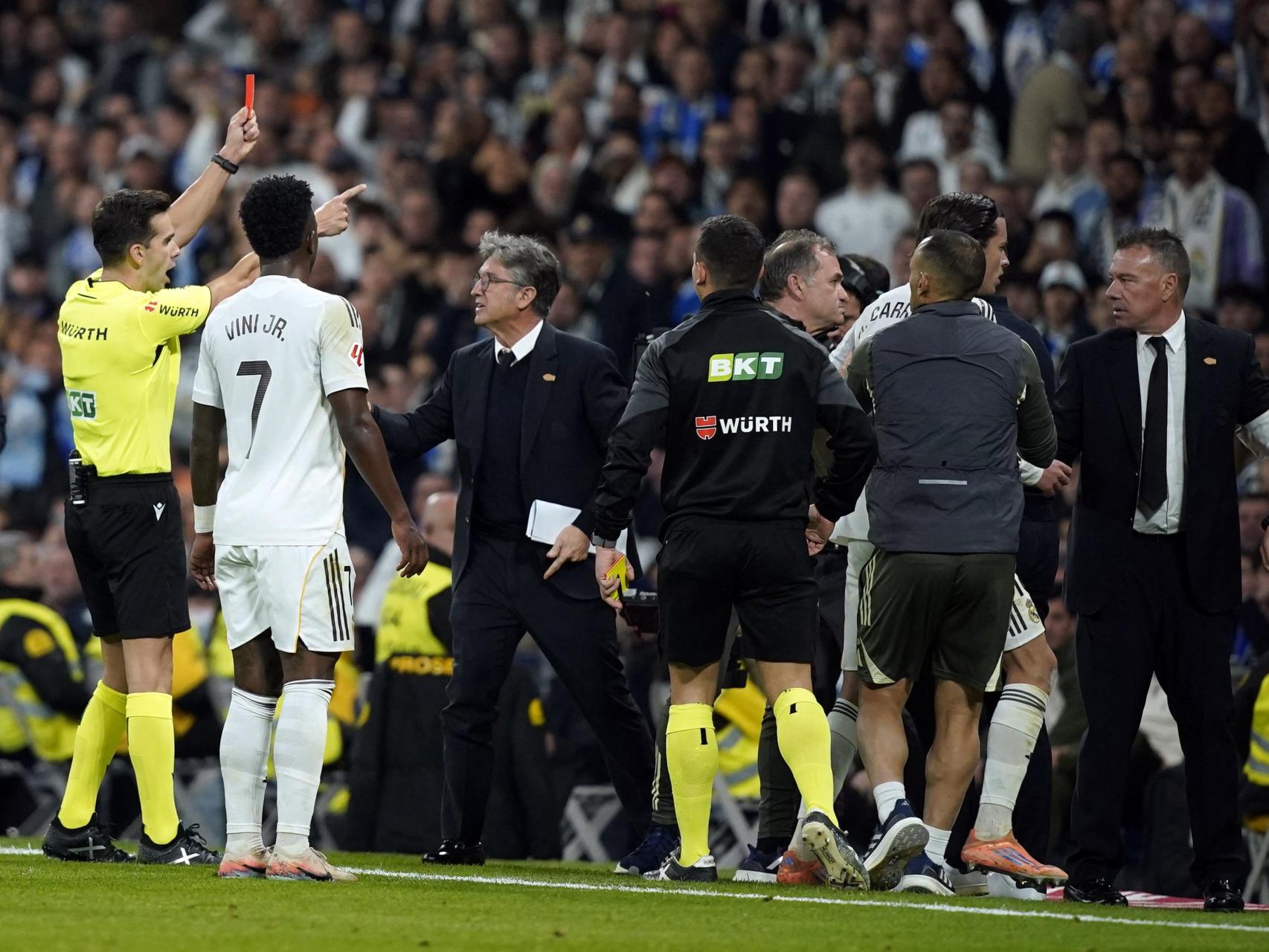 Quintero González muestra la tarjeta roja a Endrick en el banquillo.
