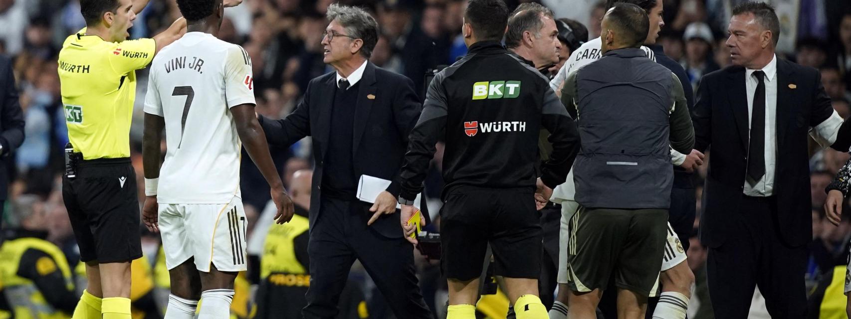 Quintero González muestra la tarjeta roja a Endrick en el banquillo.