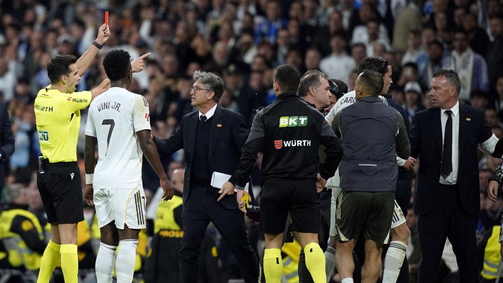 Quintero González muestra la tarjeta roja a Endrick en el banquillo.