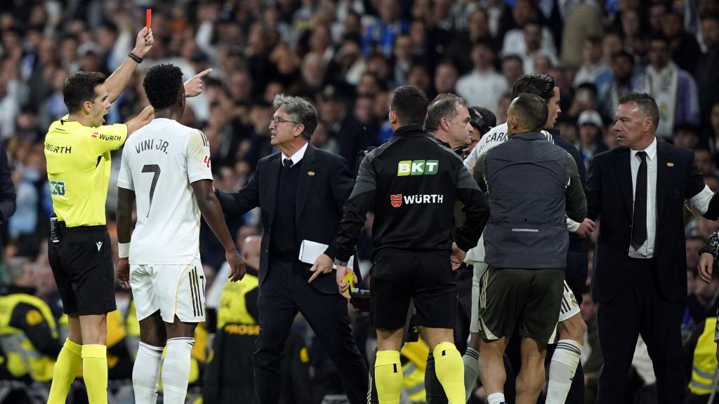 Quintero González muestra la tarjeta roja a Endrick en el banquillo.