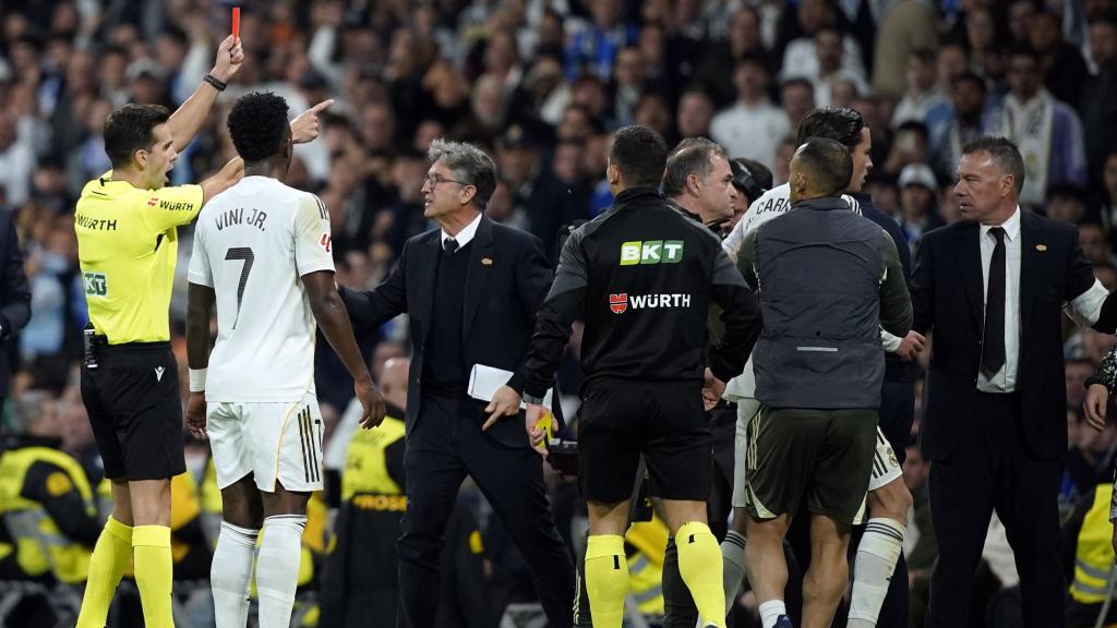 Quintero González le muestra la tarjeta roja a Endrick en el banquillo.