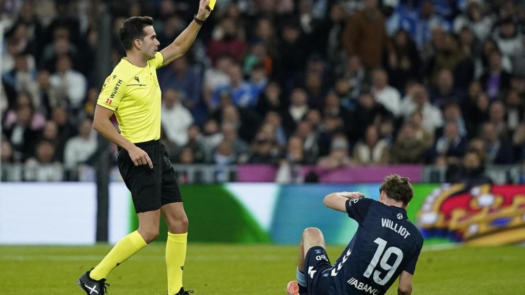 Quintero González muestra una cartulina en el Real Madrid - Celta.