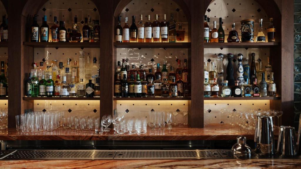 La barra que captura todas las miradas de la vermutería.