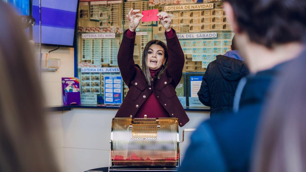 Miriam sorteando décimos en su Administración de Lotería.