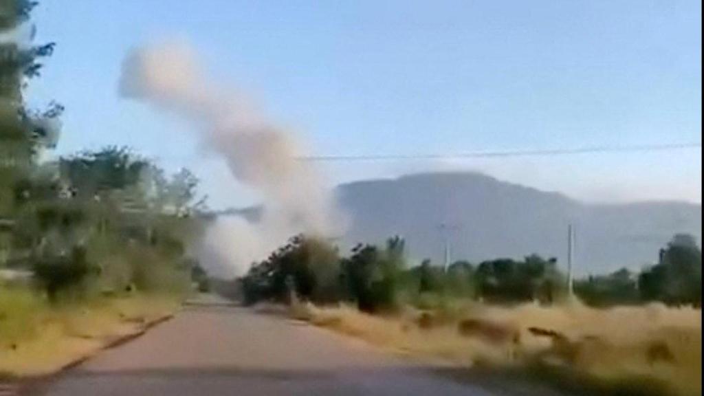 Una columna de humo se eleva en una zona donde ha impactado un proyectil tailandés.