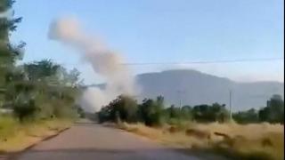 Una columna de humo se eleva en una zona donde ha impactado un proyectil tailandés.