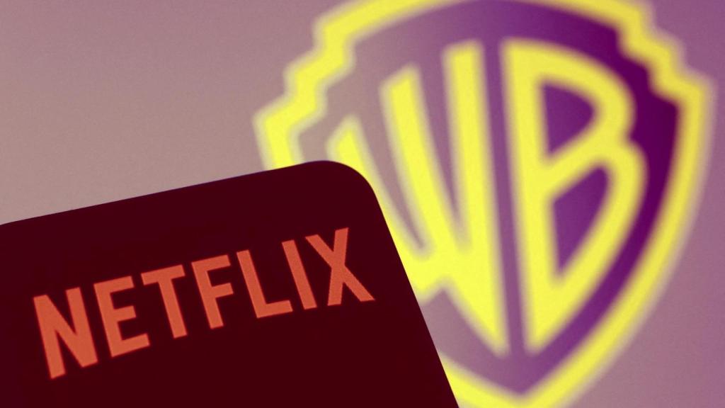 Los logos de Netflix y Warner en una ilustración.