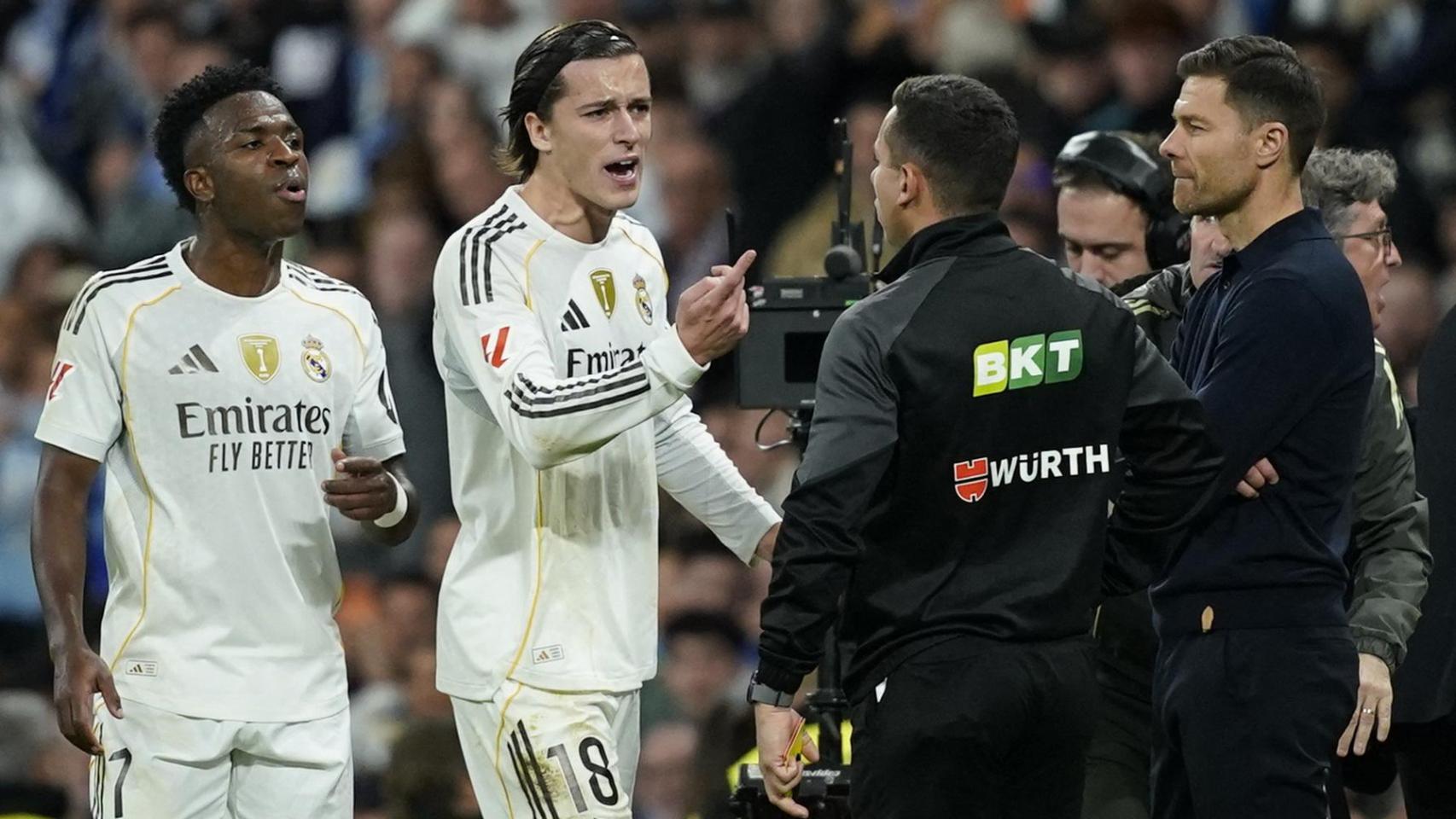 Carreras y Vinicius protestan al cuarto árbitro, bajo la mirada de Xabi Alonso