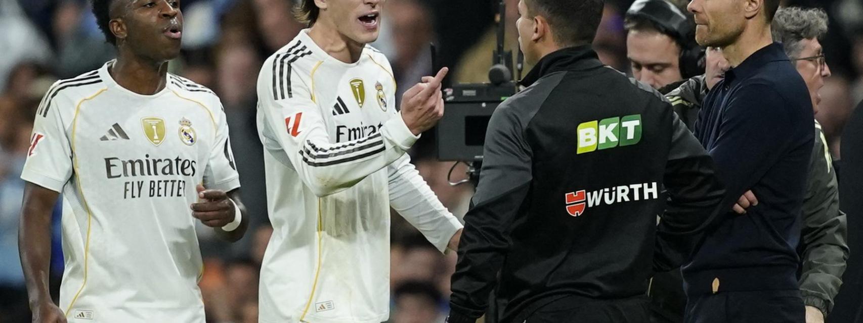 Carreras y Vinicius protestan al cuarto árbitro, bajo la mirada de Xabi Alonso