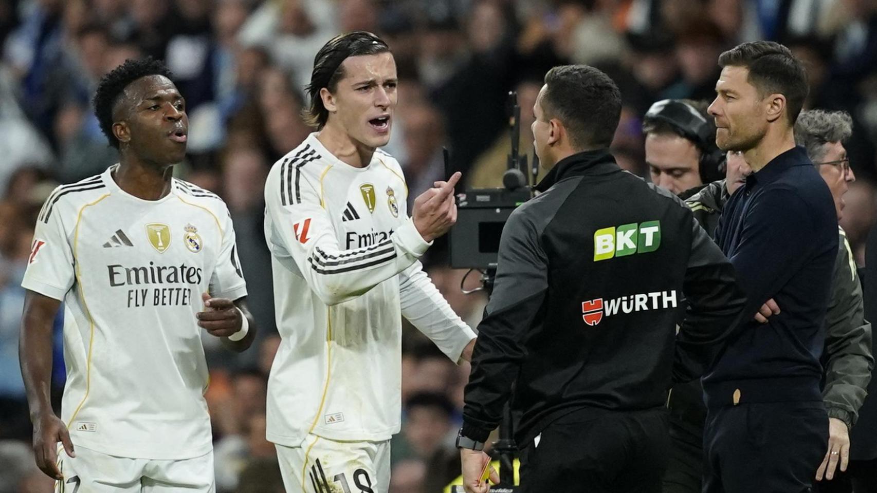 Carreras y Vinicius protestan al cuarto árbitro, bajo la mirada de Xabi Alonso