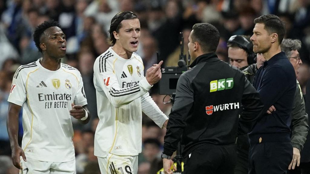 Carreras y Vinicius protestan al cuarto árbitro, bajo la mirada de Xabi Alonso