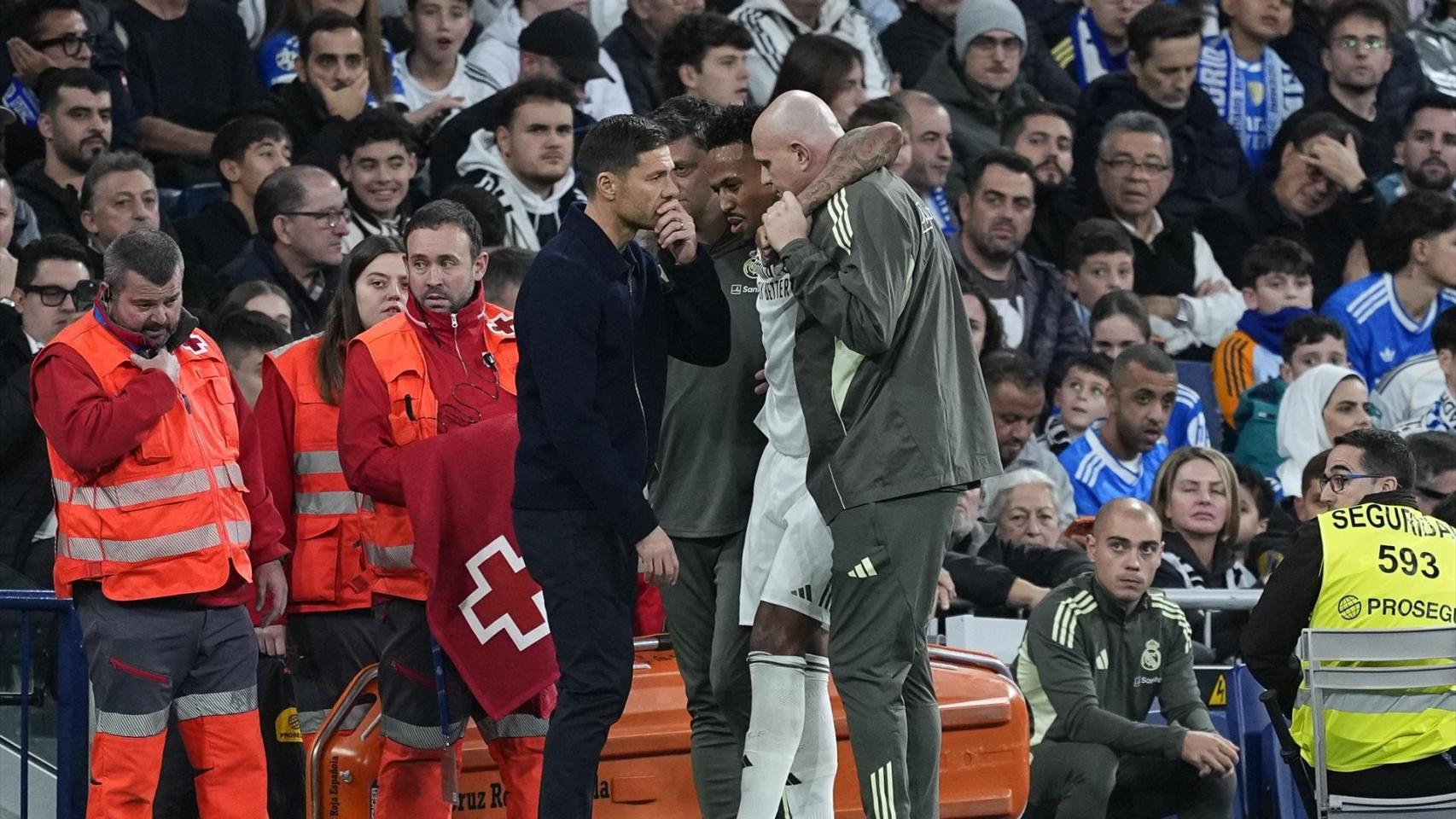Xabi Alonso hablando con Militao tras su lesión
