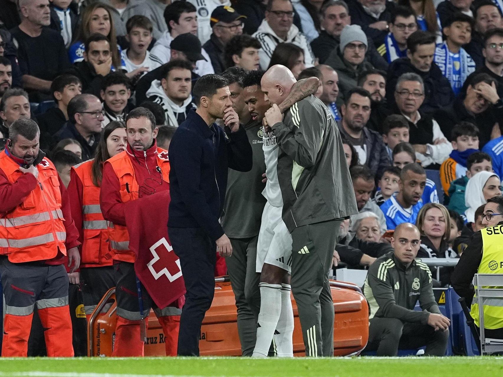 Xabi Alonso hablando con Militao tras su lesión