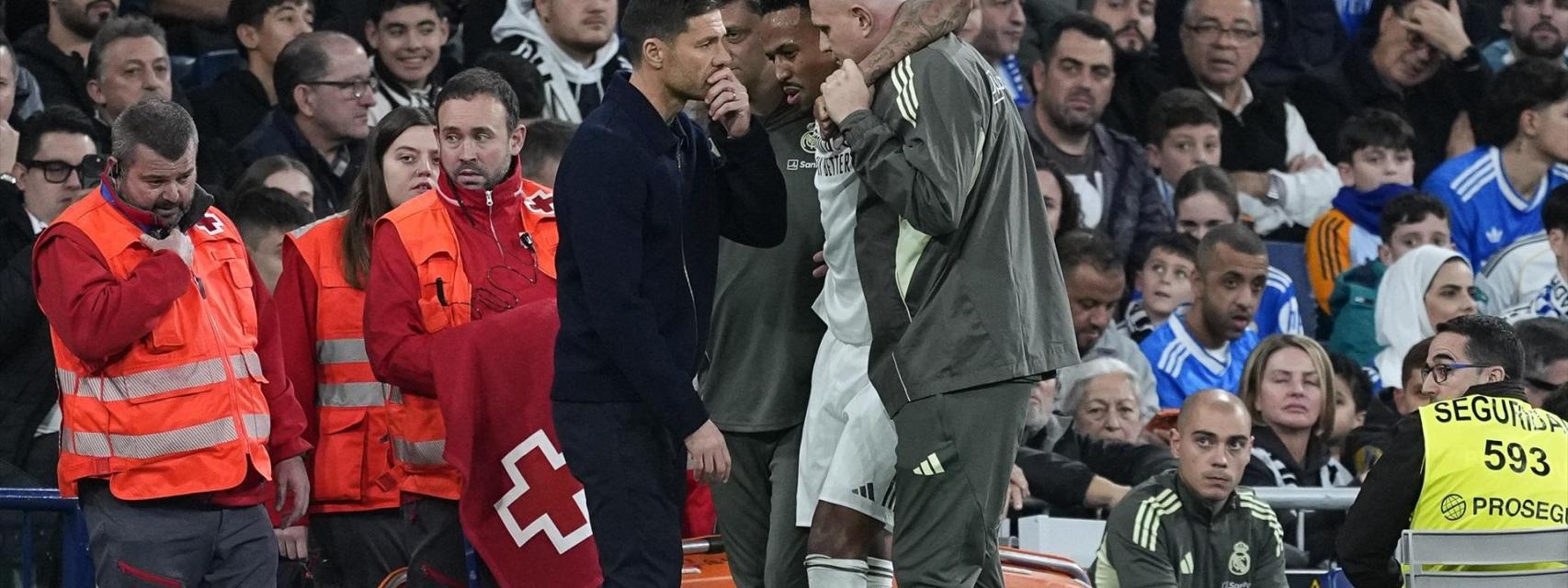 Xabi Alonso hablando con Militao tras su lesión