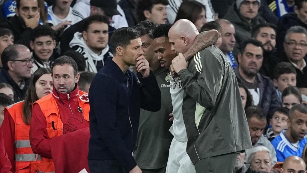 Xabi Alonso hablando con Militao tras su lesión