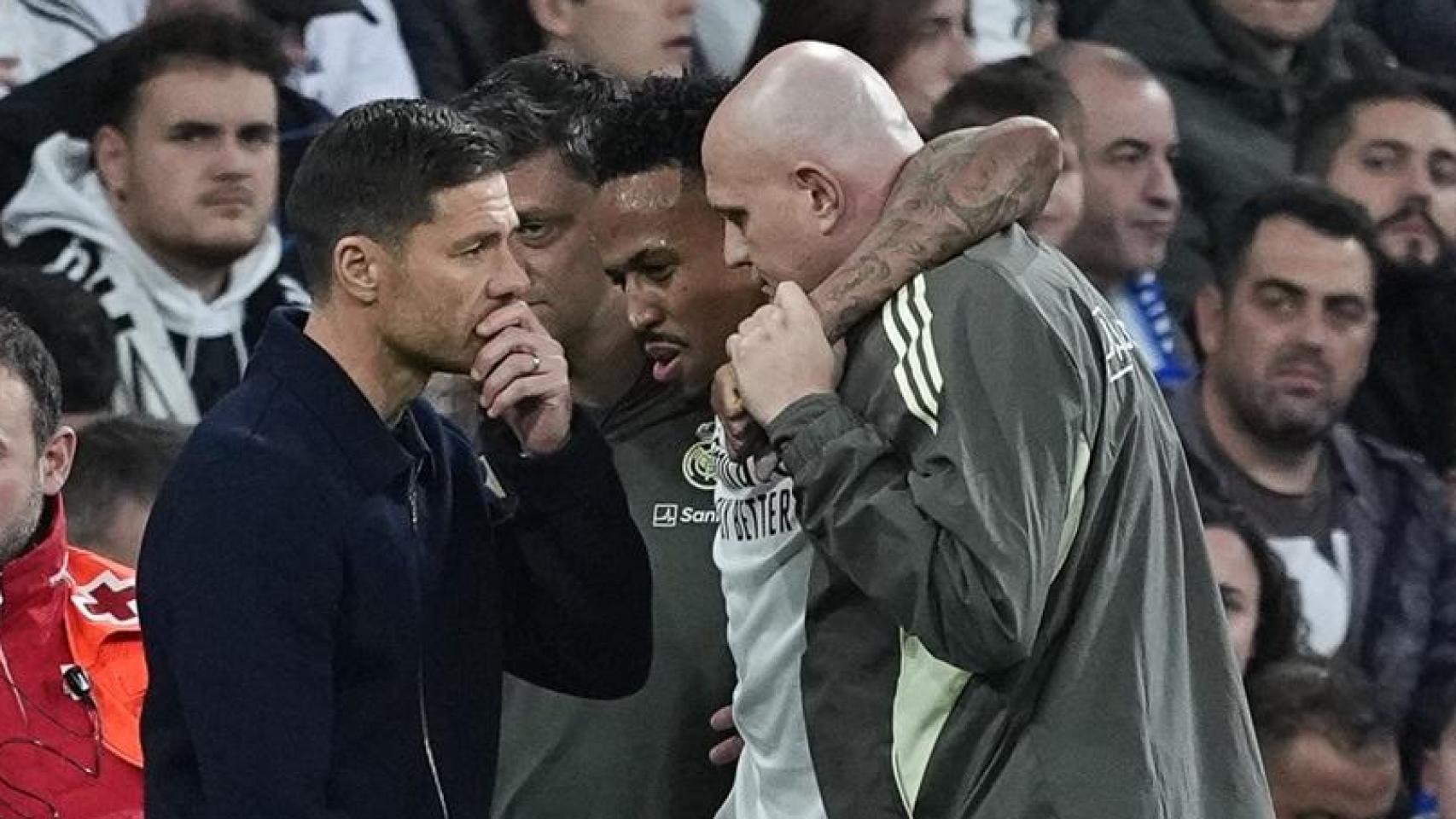 Xabi Alonso hablando con Militao tras su lesión