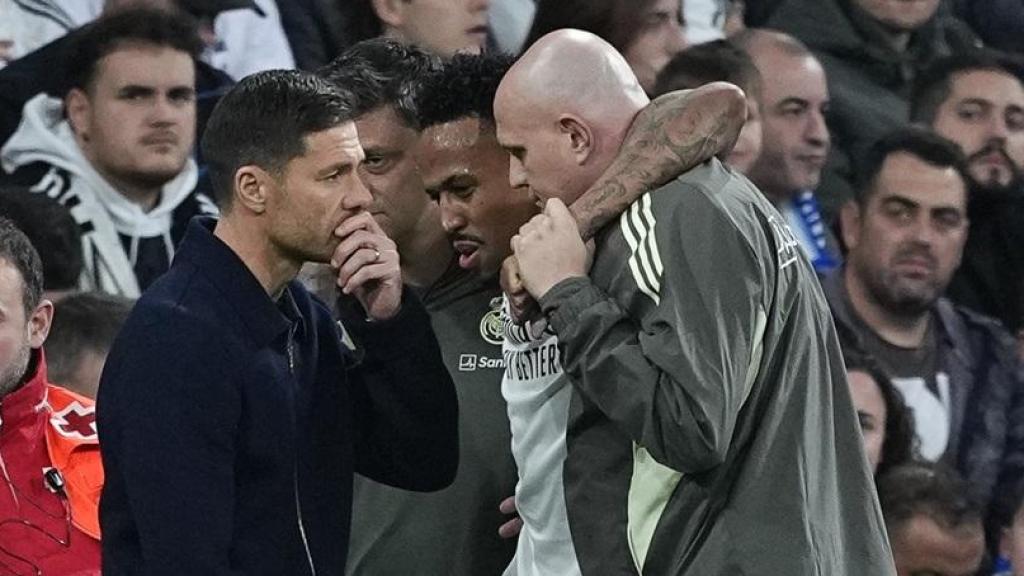 Xabi Alonso hablando con Militao tras su lesión