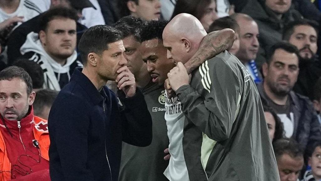 Xabi Alonso hablando con Militao tras su lesión