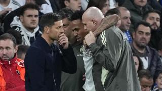 Xabi Alonso habla con Militao tras su lesión