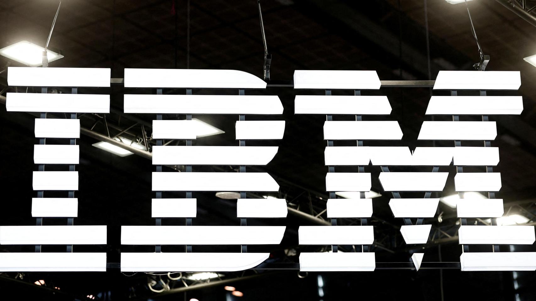Logo de IBM en una feria en París