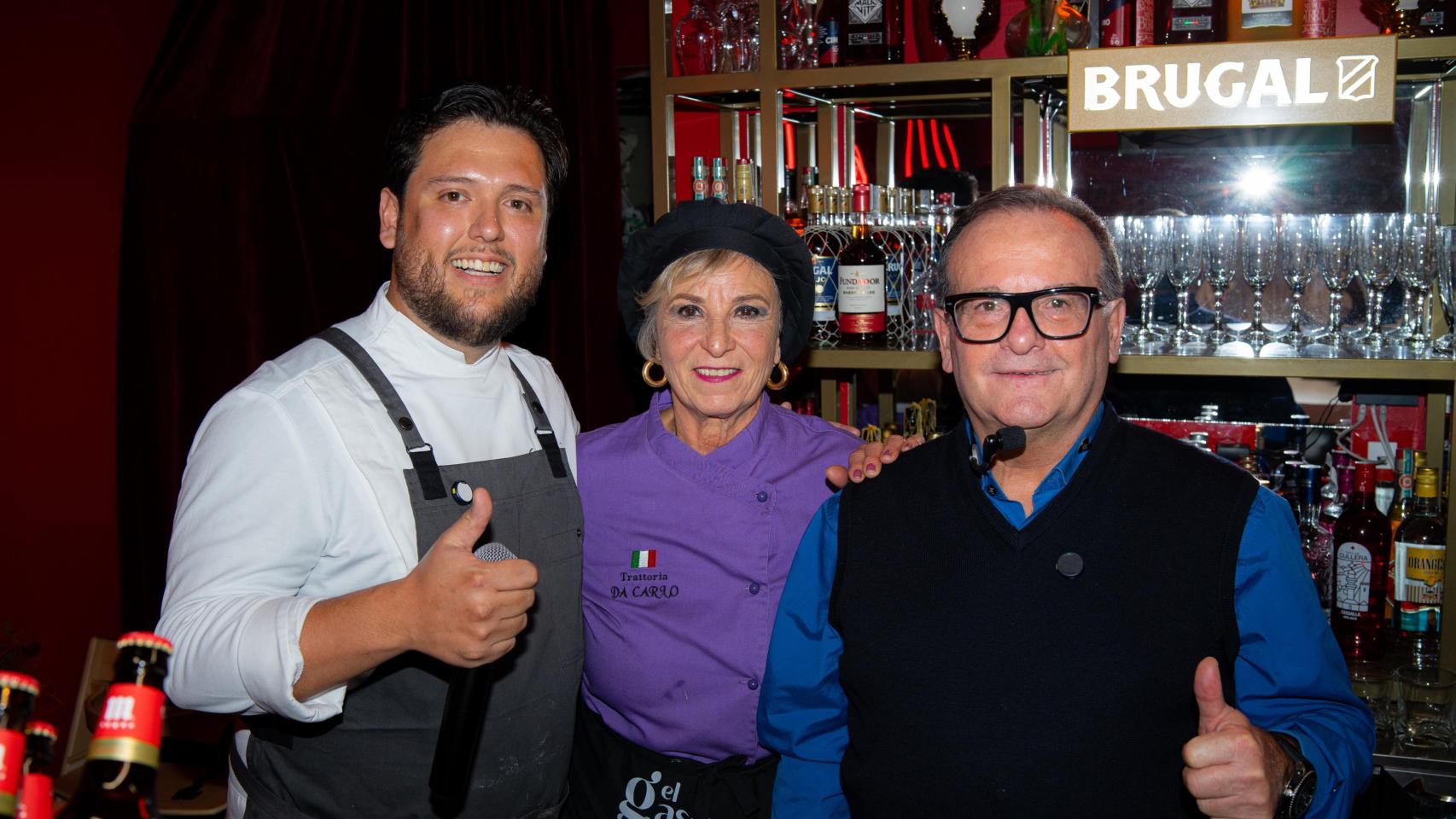 Carlo D’Anna y Adele Crispino, dueños de una mítica 'trattoria', junto a Sergio Paolini, chef de Mamma Pazzo. EE