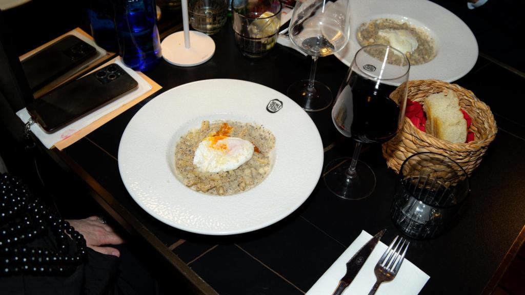 Aperitivo de Carlo D'Anna y Adele Crispino, en Mamma Pazzo. EE