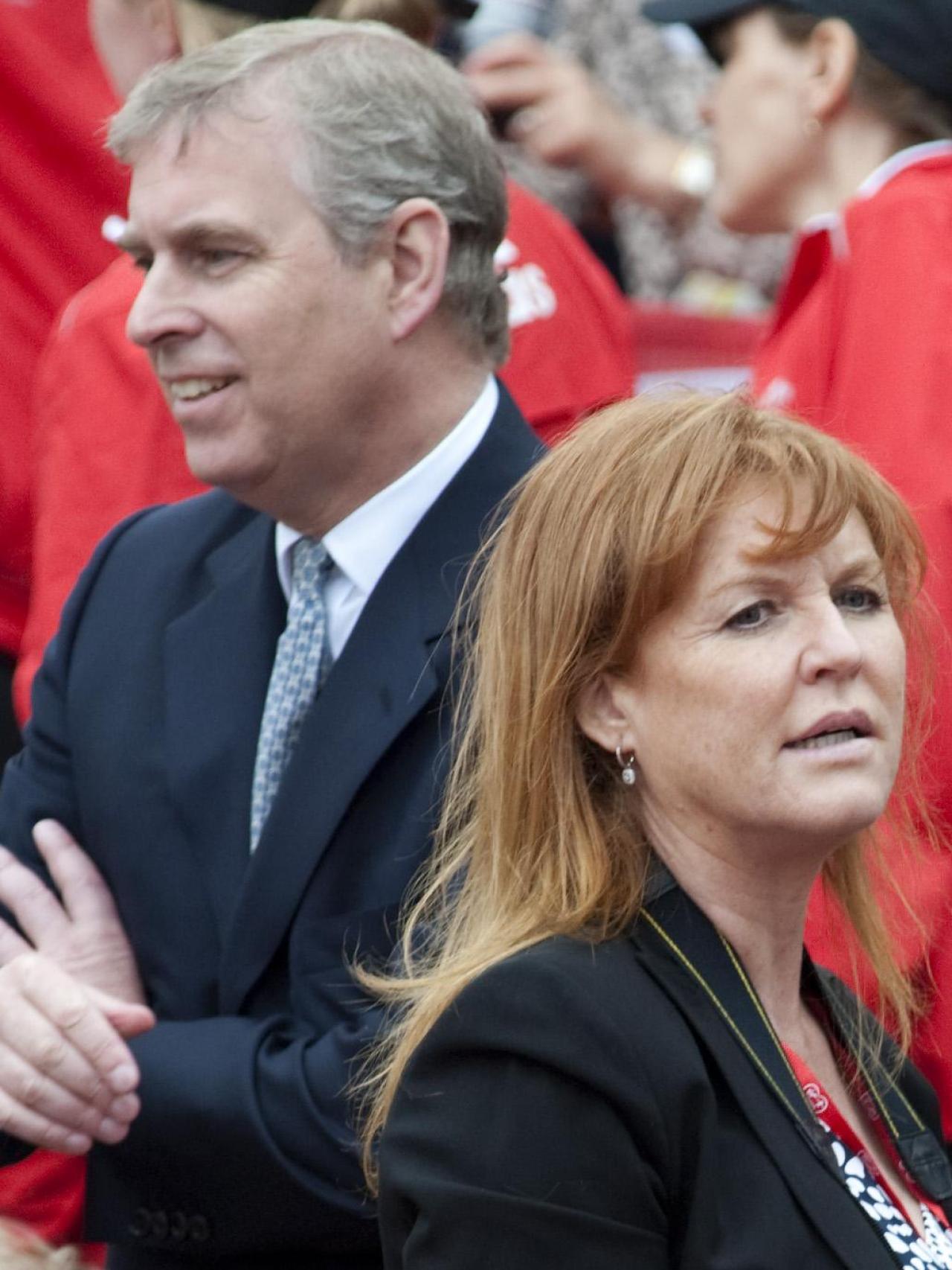 El ex príncipe Andrés y Sarah Fergusson en un evento público.