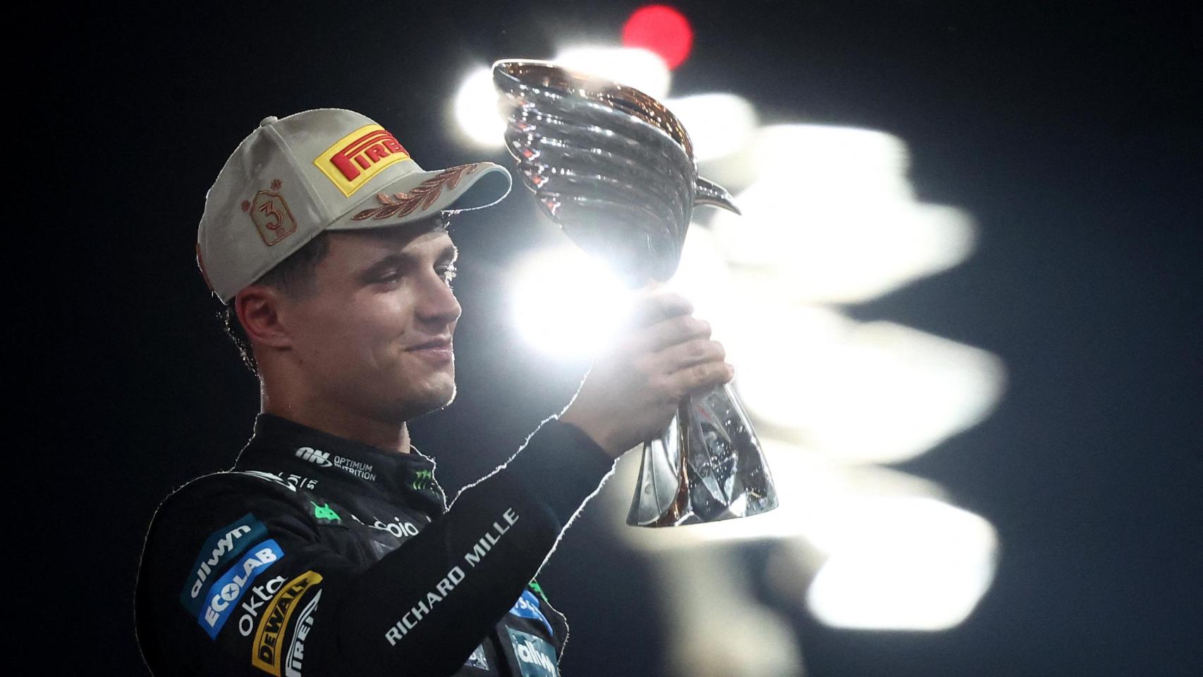 Lando Norris, en el podio de Abu Dabi tras proclamarse campeón de la Fórmula 1