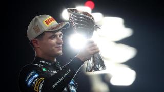 Lando Norris, en el podio de Abu Dabi tras proclamarse campeón de la Fórmula 1