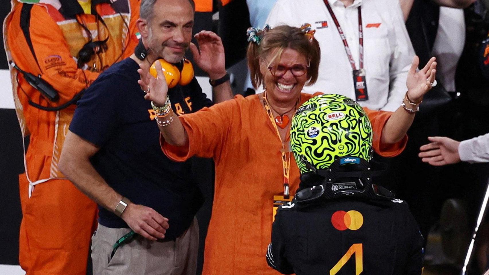 Lando Norris celebra con su madre Cisca y su padre Adam el título de la F1