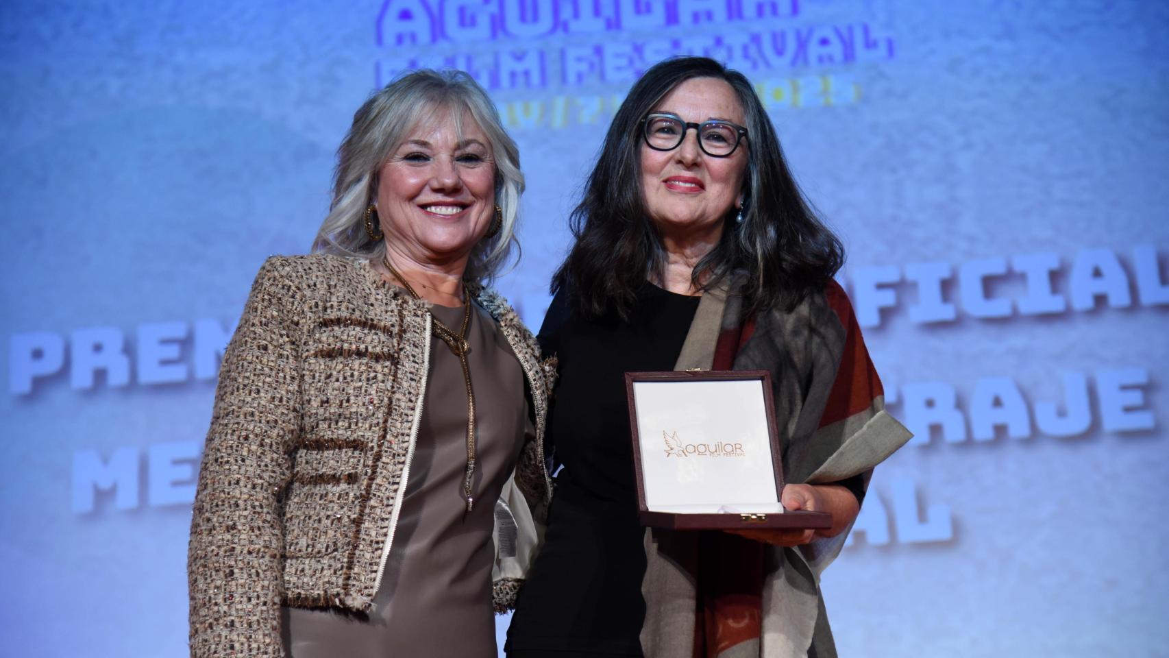 La alcaldesa, María José Ortega, entrega el Premio al Mejor Cortometraje, que recoge Chelo Loureiro