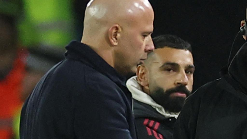 Arne Slot y, de fondo, Mohamed Salah