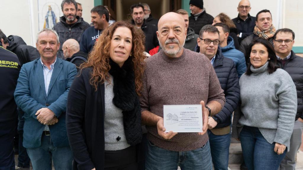 Entrega reconocimiento colegio a trabajadores Diputación.
