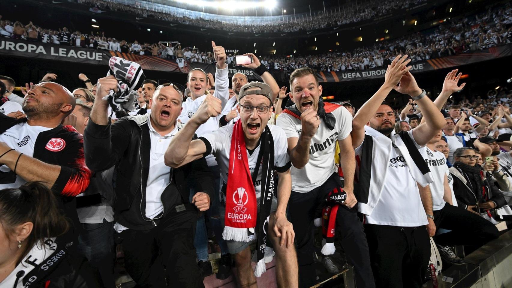 Hinchas del Eintracht Frankfurt copando las gradas del Camp Nou en 2022