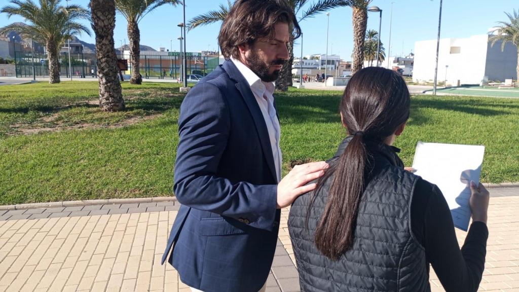 El letrado Eloy Ferrández, junto a su clienta, repasando su declaración en sede judicial.